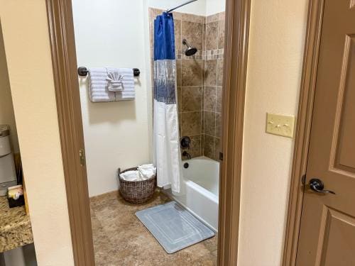 202_w_single_roomlre_06-6705